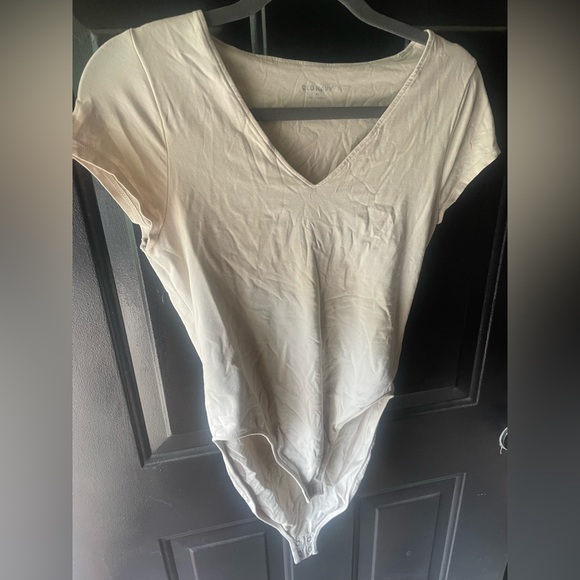 Fitted Short-Sleeve V-Neck Bodysuit - Picture 3 of 4